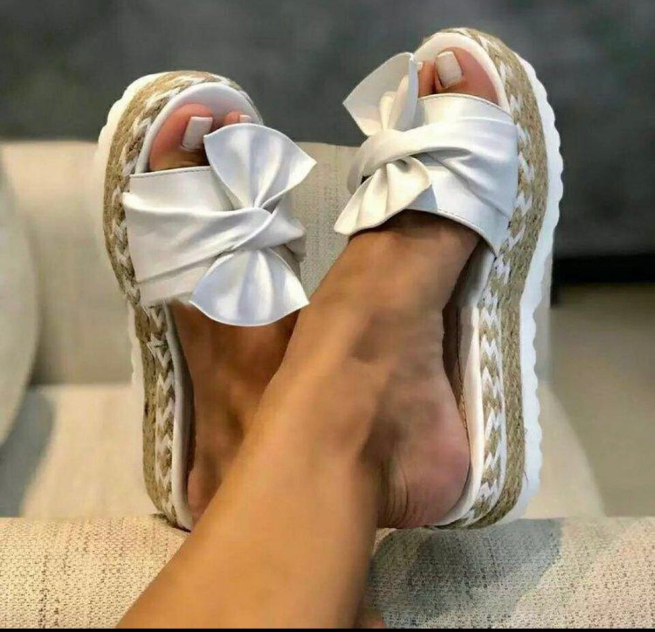 Lucy slider- White
